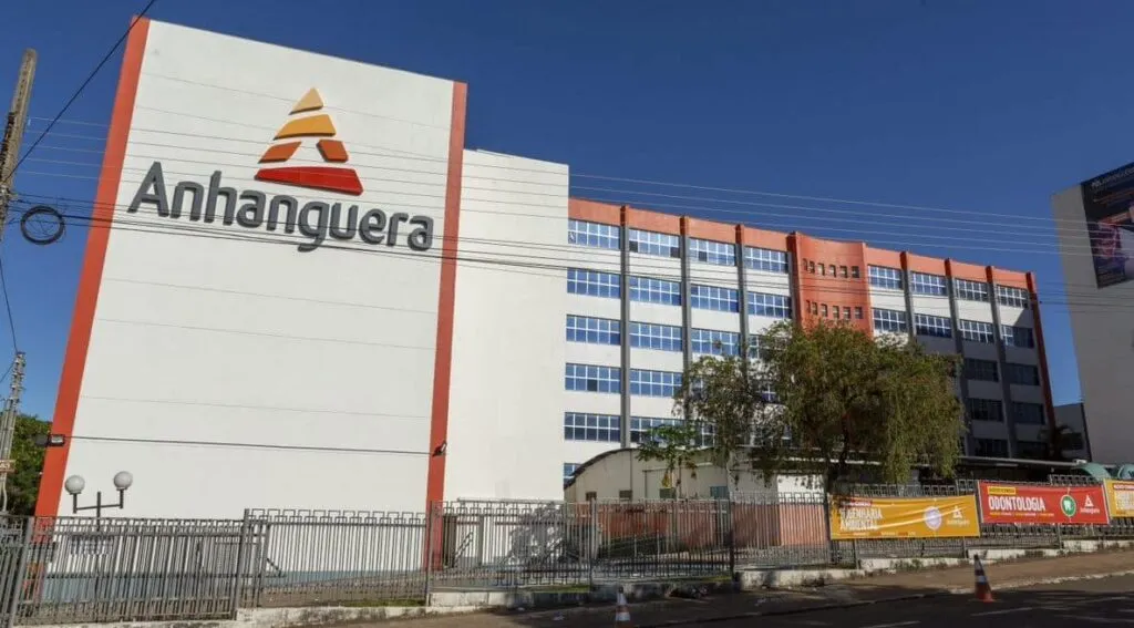 Estudantes em ambiente universitário