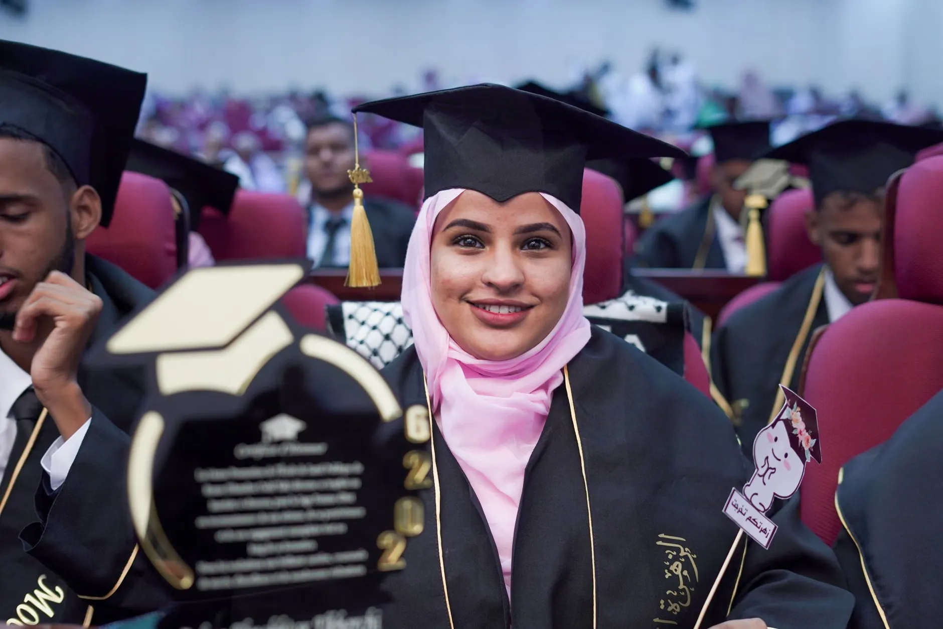 Graduados sorrindo em cerimônia