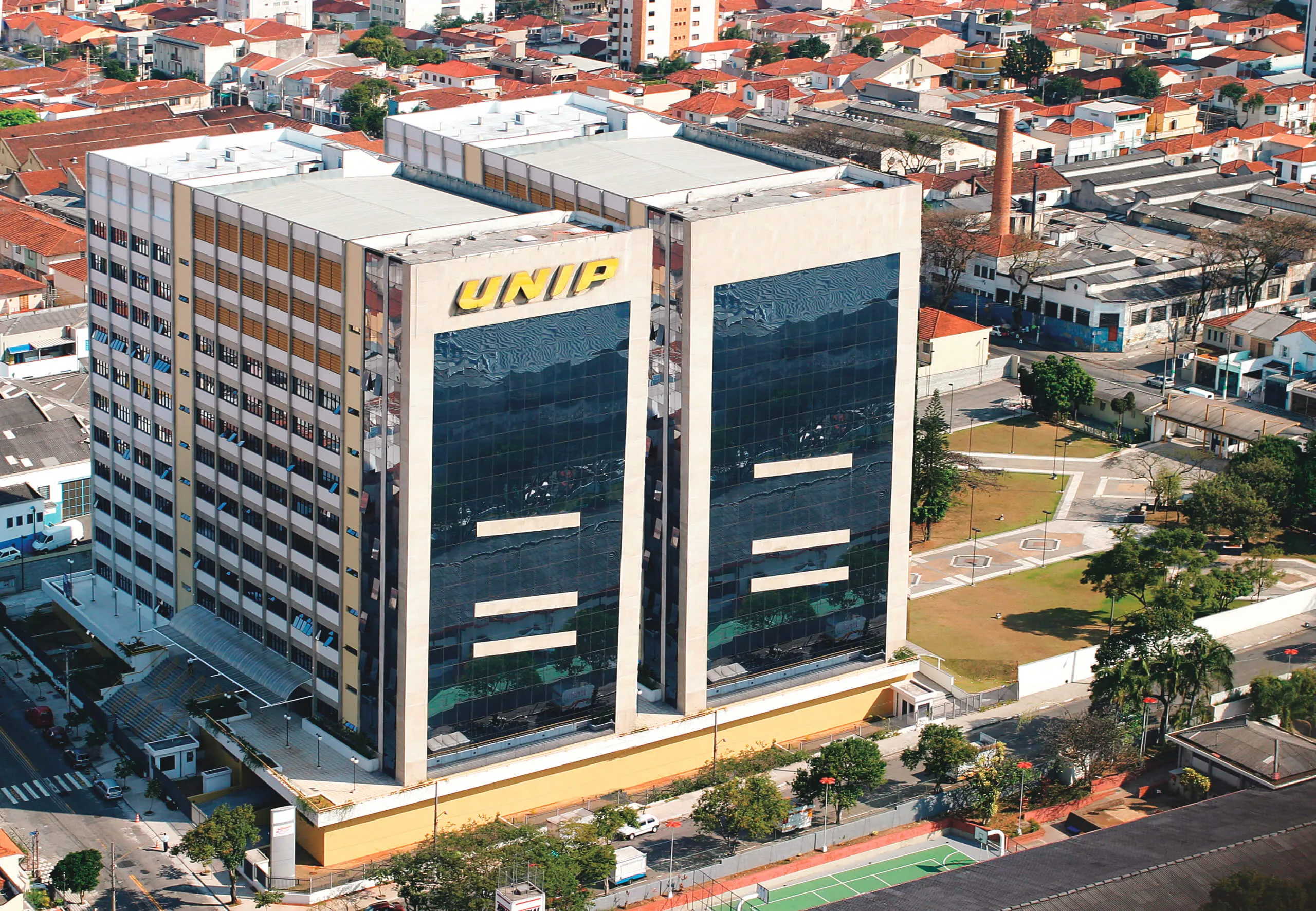 Estudantes em ambiente universitário