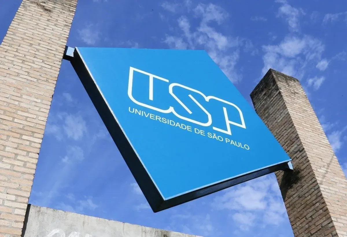 Estudantes em ambiente universitário